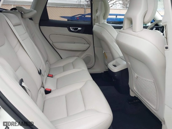 2018 Volvo XC60 Momentum with VIN YV4102RK6J1008472, listed as a IAAI auction lot 41789008 with 64,123 mi miles. Bid and sale history available at carsss.com. Image 8.