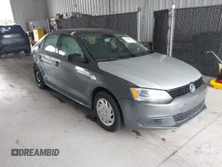 2014 Volkswagen Jetta S z VIN 3VW2K7AJ5EM307314, wystawiony jako IAAI lot #41366805 z przebiegiem 125 716 mil mil oraz . Historia ofert i sprzedaży dostępna na DreamBid. Obrazek 1.