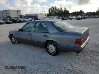 1993 Mercedes-Benz E Class with VIN WDBEA32E0PB963118, listed as a Copart auction lot 45243905 with 154,121 mi miles and Clean Title. Bid and sale history available at carsss.com. Image 2.