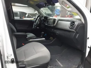 2023 Toyota Tacoma SR5 z VIN 3TYAZ5CN9PT030723, wystawiony jako IAAI lot #41607535 z przebiegiem 40 215 mil mil oraz . Historia ofert i sprzedaży dostępna na DreamBid. Obrazek 5.