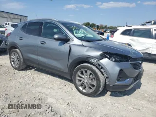 2021 Buick Encore GX Essence z VIN KL4MMFSL8MB077428, wystawiony jako Copart lot #71731754 z przebiegiem 51 432 mil mil oraz Szkoda całkowita • Salvage title. Historia ofert i sprzedaży dostępna na DreamBid. Obrazek 4.