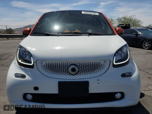 2016 Smart fortwo Passion z VIN WMEFJ5DA6GK075566, wystawiony jako Copart lot #56606935 z przebiegiem 47 733 mil mil oraz Szkody całkowita. Historia ofert i sprzedaży dostępna na DreamBid. Obrazek 5.