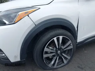2020 Nissan Kicks SR z VIN 3N1CP5DV2LL543887, wystawiony jako IAAI lot #42153454 z przebiegiem 25 573 mil mil oraz . Historia ofert i sprzedaży dostępna na DreamBid. Obrazek 12.
