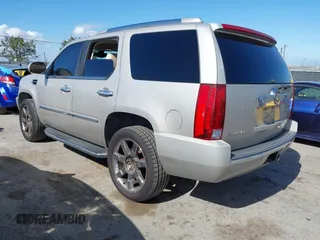 2007 Cadillac Escalade z VIN 1GYFK63877R130222, wystawiony jako IAAI lot #42245310 z przebiegiem 141 638 mil mil oraz . Historia ofert i sprzedaży dostępna na DreamBid. Obrazek 3.