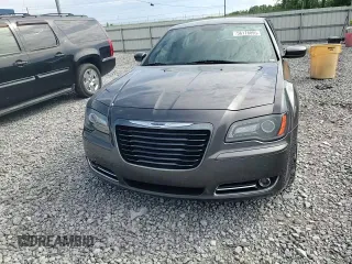 2014 Chrysler 300 S z VIN 2C3CCABGXEH373106, wystawiony jako Copart lot #56178895 z przebiegiem 100 064 mil mil oraz Szkoda całkowita • Salvage title. Historia ofert i sprzedaży dostępna na DreamBid. Obrazek 13.