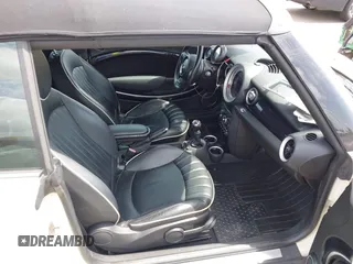 2011 MINI Convertible S z VIN WMWZP3C54BTX84385, wystawiony jako IAAI lot #42388603 z przebiegiem 103 336 mil mil oraz . Historia ofert i sprzedaży dostępna na DreamBid. Obrazek 5.