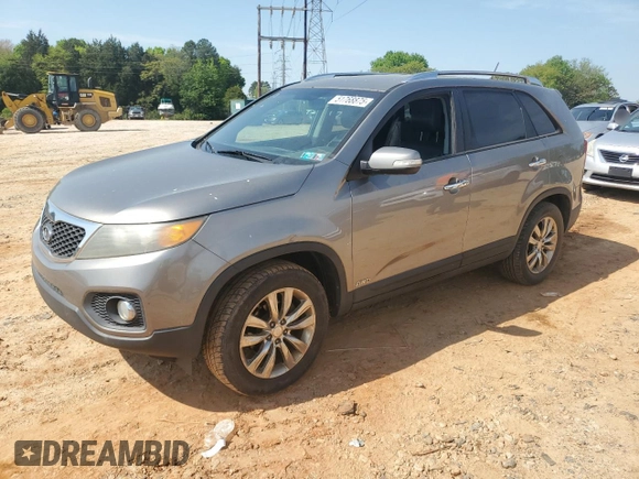 2011 Kia Sorento EX z VIN 5XYKUDA29BG113074, wystawiony jako Copart lot #51768875 z przebiegiem 212 884 mil mil oraz Czysty tytuł • Clean title. Historia ofert i sprzedaży dostępna na DreamBid. Obrazek 1.