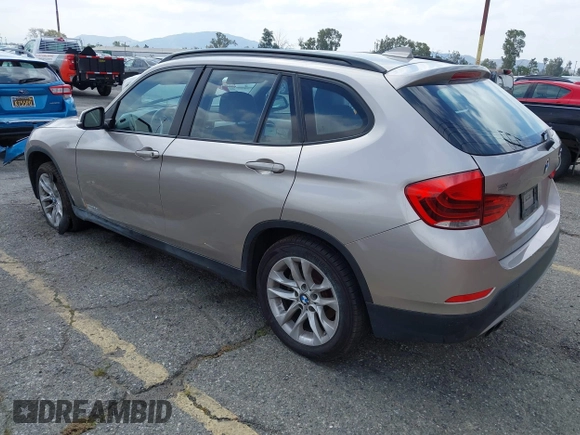 2015 BMW X1 xDrive28i z VIN WBAVL1C55FVY41749, wystawiony jako IAAI lot #42140979 z przebiegiem 120 953 mil mil oraz . Historia ofert i sprzedaży dostępna na DreamBid. Obrazek 3.