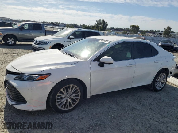 2018 Toyota Camry LE z VIN JTNB11HK2J3001972, wystawiony jako Copart lot #58079565 z przebiegiem 90 841 mil mil oraz Szkoda całkowita • Salvage title. Historia ofert i sprzedaży dostępna na DreamBid. Obrazek 1.