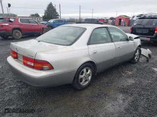 1998 Lexus ES 300 Luxury Sport Sdn with VIN JT8BF28G5W5050567, listed as a IAAI auction lot 41480455 with NaN miles. Bid and sale history available at carsss.com. Image 4.