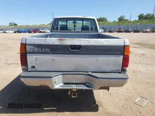 1992 Nissan Frontier SE z VIN 1N6HD16Y8NC358458, wystawiony jako Copart lot #62064905 z przebiegiem 226 678 mil mil oraz Czysty tytuł • Clean title. Historia ofert i sprzedaży dostępna na DreamBid. Obrazek 6.