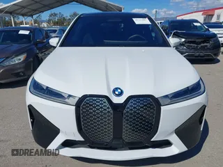 2025 BMW iX xDrive50 z VIN WB523CF05SCS12446, wystawiony jako IAAI lot #41725807 z przebiegiem 5 734 mil mil oraz . Historia ofert i sprzedaży dostępna na DreamBid. Obrazek 13.