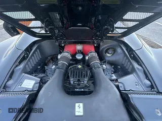 2015 Ferrari 458 Italia z VIN ZFF68NHA2F0205777, wystawiony jako Copart lot #70383224 z przebiegiem 48 939 mil mil oraz . Historia ofert i sprzedaży dostępna na DreamBid. Obrazek 7.