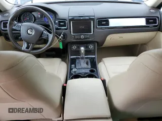 2013 Volkswagen Touareg Exec z VIN WVGEF9BP6DD013915, wystawiony jako Copart lot #55024485 z przebiegiem 238 848 mil mil oraz Szkody całkowita. Historia ofert i sprzedaży dostępna na DreamBid. Obrazek 8.