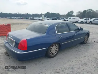 2007 Lincoln Town Car Signature z VIN 1LNHM81V27Y602776, wystawiony jako IAAI lot #41754559 z przebiegiem 135 521 mil mil oraz . Historia ofert i sprzedaży dostępna na DreamBid. Obrazek 4.