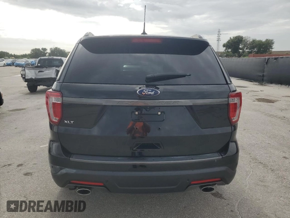 2018 Ford Explorer XLT z VIN 1FM5K7D89JGC52102, wystawiony jako Copart lot #62730855 z przebiegiem 49 949 mil mil oraz Czysty tytuł • Clean title. Historia ofert i sprzedaży dostępna na DreamBid. Obrazek 6.
