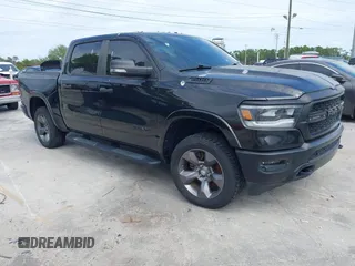 2020 Ram 1500 Big Horn z VIN 1C6SRFFT6LN285109, wystawiony jako IAAI lot #41850948 z przebiegiem 48 686 mil mil oraz . Historia ofert i sprzedaży dostępna na DreamBid. Obrazek 1.