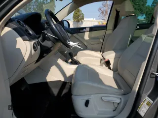 2013 Volkswagen Tiguan SE z VIN WVGAV7AX2DW023093, wystawiony jako Copart lot #64694405 z przebiegiem 137 460 mil mil oraz Szkoda całkowita • Salvage title. Historia ofert i sprzedaży dostępna na DreamBid. Obrazek 7.