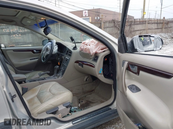 2001 Volvo V70 with VIN YV1SW61R412116714, listed as a IAAI auction lot 41241427 with 133,812 mi miles. Bid and sale history available at carsss.com. Image 5.