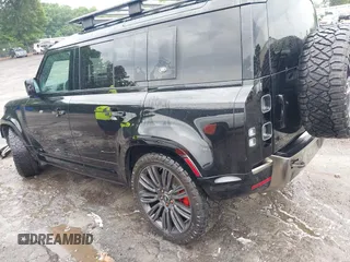 2020 Land Rover Defender X z VIN SALEXEEU9L2030559, wystawiony jako IAAI lot #42323334 z przebiegiem 41 325 mil mil oraz . Historia ofert i sprzedaży dostępna na DreamBid. Obrazek 3.