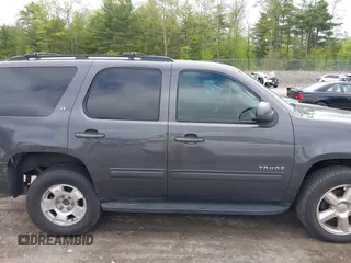 2010 Chevrolet Tahoe LT z VIN 1GNUKBE01AR105053, wystawiony jako IAAI lot #42268400 z przebiegiem 296 257 mil mil oraz . Historia ofert i sprzedaży dostępna na DreamBid. Obrazek 14.