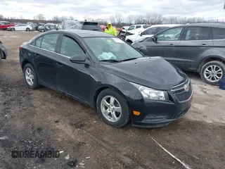 2014 Chevrolet Cruze 1LT z VIN 1G1PC5SB7E7214931, wystawiony jako IAAI lot #41688668 z przebiegiem 135 478 mil mil oraz . Historia ofert i sprzedaży dostępna na DreamBid. Obrazek 1.