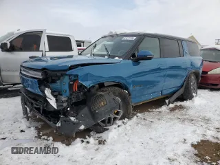 2025 Rivian R1S Premium z VIN 7PDSGCBP3SN059428, wystawiony jako Copart lot #42644855 z przebiegiem 1352 mil mil oraz Szkody całkowita. Historia ofert i sprzedaży dostępna na DreamBid. Obrazek 1.