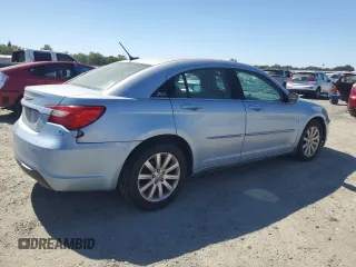 2012 Chrysler 200 Touring z VIN 1C3CCBBG0CN316617, wystawiony jako Copart lot #61437545 z przebiegiem 107 552 mil mil oraz Czysty tytuł • Clean title. Historia ofert i sprzedaży dostępna na DreamBid. Obrazek 3.