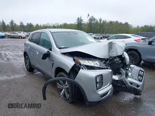 2023 Mitsubishi Outlander ES z VIN JA4ARUAU8PU002904, wystawiony jako IAAI lot #42190409 z przebiegiem 25 242 mil mil oraz . Historia ofert i sprzedaży dostępna na DreamBid. Obrazek 1.