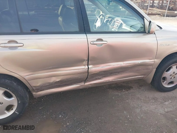 2004 Toyota Highlander with VIN JTEDP21A340025105, listed as a IAAI auction lot 41600732 with 221,239 mi miles. Bid and sale history available at carsss.com. Image 6.