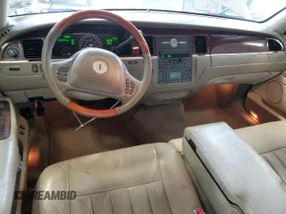 2003 Lincoln Town Car Signature z VIN 1LNHM82W13Y660122, wystawiony jako Copart lot #51790595 z przebiegiem 151 371 mil mil oraz Nie do naprawy • Non repairable. Historia ofert i sprzedaży dostępna na DreamBid. Obrazek 8.