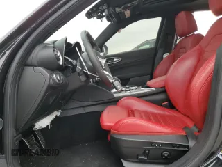 2023 Alfa Romeo Giulia Veloce z VIN ZARFAMBN7P7669364, wystawiony jako Copart lot #84547514 z przebiegiem Nie podano mil oraz Szkody całkowita. Historia ofert i sprzedaży dostępna na DreamBid. Obrazek 7.