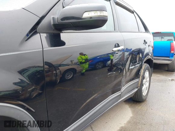 2013 Kia Sorento LX z VIN 5XYKT3A68DG388695, wystawiony jako IAAI lot #41809229 z przebiegiem 157 966 mil mil oraz . Historia ofert i sprzedaży dostępna na DreamBid. Obrazek 6.