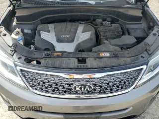 2015 Kia Sorento SX z VIN 5XYKW4A78FG581437, wystawiony jako Copart lot #57281105 z przebiegiem 114 270 mil mil oraz Czysty tytuł • Clean title. Historia ofert i sprzedaży dostępna na DreamBid. Obrazek 12.