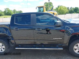 2018 GMC Canyon 2WD z VIN 1GTG5BEN9J1137949, wystawiony jako IAAI lot #42189911 z przebiegiem 98 296 mil mil oraz . Historia ofert i sprzedaży dostępna na DreamBid. Obrazek 14.