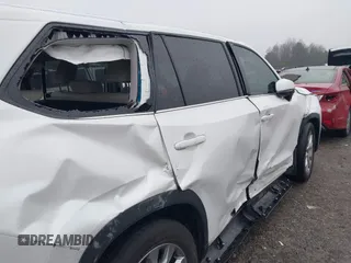 2024 Toyota Highlander XLE z VIN 5TDAAAA59RS011154, wystawiony jako IAAI lot #41243314 z przebiegiem 28 555 mil mil oraz . Historia ofert i sprzedaży dostępna na DreamBid. Obrazek 6.