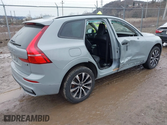 2024 Volvo XC60 Plus Dark Theme z VIN YV4L12RL3R1757157, wystawiony jako IAAI lot #41732352 z przebiegiem 11 056 mil mil oraz . Historia ofert i sprzedaży dostępna na DreamBid. Obrazek 4.