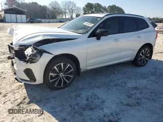 2024 Volvo XC60 Plus Dark Theme z VIN YV4L12RLXR1761741, wystawiony jako Copart lot #46638565 z przebiegiem 9424 mil mil oraz Szkody całkowita. Historia ofert i sprzedaży dostępna na DreamBid. Obrazek 1.