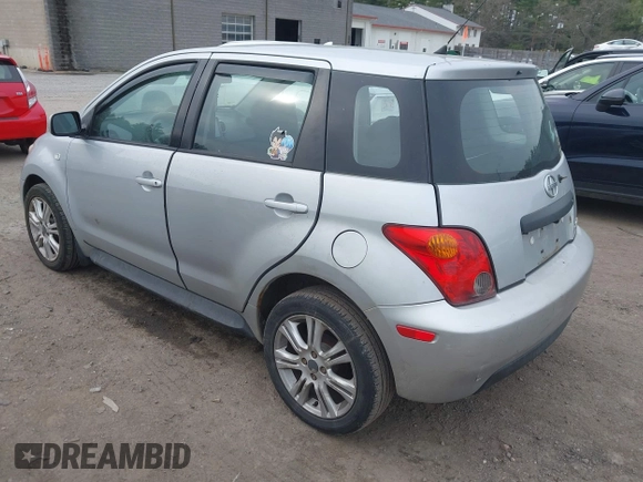 2005 Scion xA z VIN JTKKT604350106657, wystawiony jako IAAI lot #42100228 z przebiegiem 120 800 mil mil oraz . Historia ofert i sprzedaży dostępna na DreamBid. Obrazek 3.