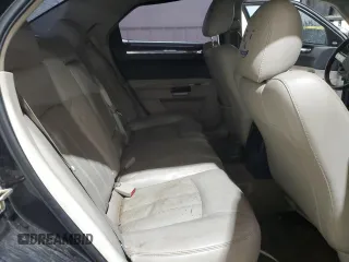 2006 Chrysler 300 C z VIN 2C3KA63H36H290155, wystawiony jako Copart lot #55321415 z przebiegiem Nie podano mil oraz Czysty tytuł • Clean title. Historia ofert i sprzedaży dostępna na DreamBid. Obrazek 10.