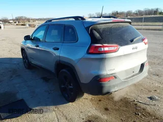 2017 Jeep Cherokee Altitude z VIN 1C4PJLAB3HW508050, wystawiony jako IAAI lot #41430524 z przebiegiem 120 819 mil mil oraz . Historia ofert i sprzedaży dostępna na DreamBid. Obrazek 3.