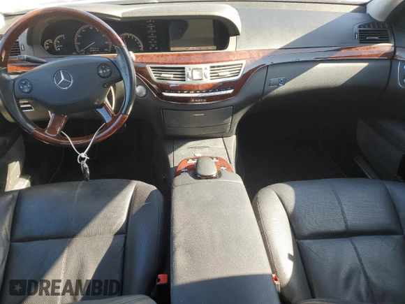 2009 Mercedes-Benz S 550 z VIN WDDNG86X09A245849, wystawiony jako Copart lot #49927115 z przebiegiem 87 093 mil mil oraz Czysty tytuł • Clean title. Historia ofert i sprzedaży dostępna na DreamBid. Obrazek 8.