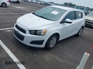 2012 Chevrolet Sonic LT z VIN 1G1JD6SH6C4232414, wystawiony jako IAAI lot #42489990 z przebiegiem 174 731 mil mil oraz . Historia ofert i sprzedaży dostępna na DreamBid. Obrazek 2.