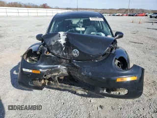 2008 Volkswagen New Beetle Coupe S with VIN 3VWRG31CX8M522475, listed as a Copart auction lot 82688924 with Not Provided miles and Salvage Title. Bid and sale history available at carsss.com. Image 5.