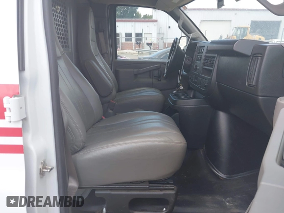 2022 Chevrolet Express Cargo Van with VIN 1GCWGAFP8N1281210, listed as a IAAI auction lot 40402854 with 25,280 mi miles. Bid and sale history available at carsss.com. Image 5.
