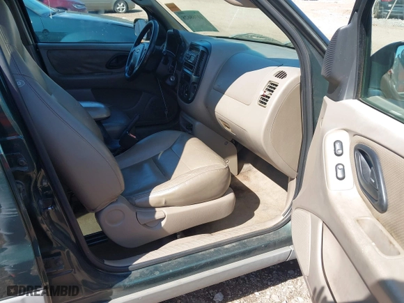 2001 Ford Escape XLT with VIN 1FMCU03121KF56950, listed as a IAAI auction lot 41768628 with 265,069 mi miles. Bid and sale history available at carsss.com. Image 5.