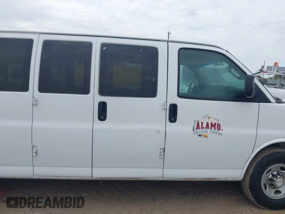 2017 Chevrolet Express Passenger LT z VIN 1GAZGPFG6H1203750, wystawiony jako IAAI lot #42782626 z przebiegiem 193 843 mil mil oraz . Historia ofert i sprzedaży dostępna na DreamBid. Obrazek 13.
