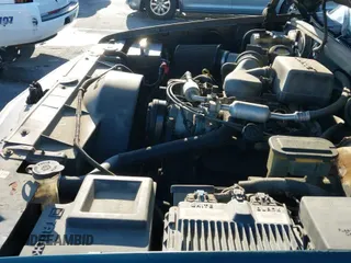 1996 Chevrolet Suburban z VIN 3GNFK16R2TG144401, wystawiony jako IAAI lot #41621180 z przebiegiem 205 117 mil mil oraz . Historia ofert i sprzedaży dostępna na DreamBid. Obrazek 12.