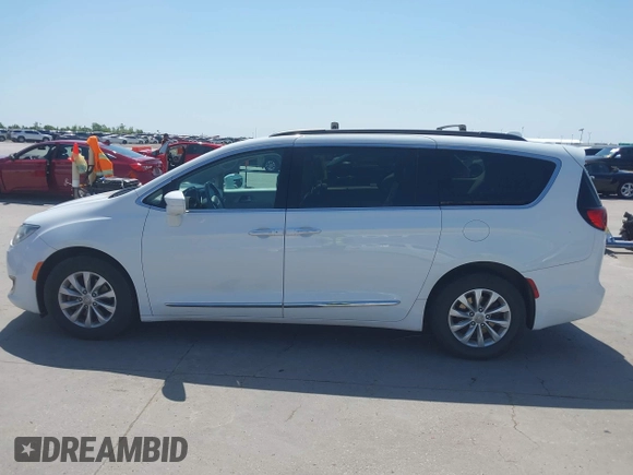 2017 Chrysler Pacifica Touring L z VIN 2C4RC1BGXHR759030, wystawiony jako IAAI lot #42019116 z przebiegiem 110 454 mil mil oraz . Historia ofert i sprzedaży dostępna na DreamBid. Obrazek 14.