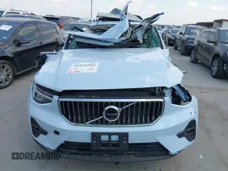 2025 Volvo XC40 Plus Bright Theme z VIN YV4L12UE6S2563585, wystawiony jako IAAI lot #42314264 z przebiegiem 2972 mil mil oraz . Historia ofert i sprzedaży dostępna na DreamBid. Obrazek 12.